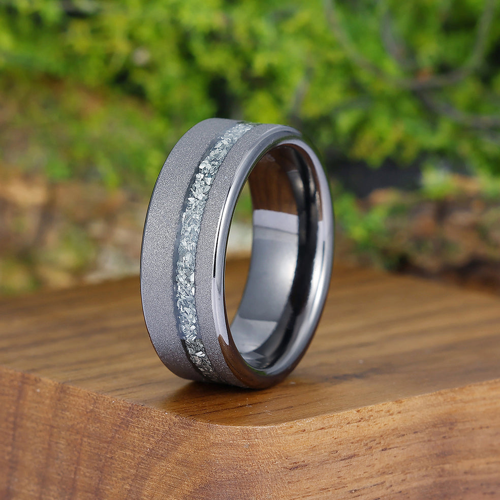 Anello In Carburo Di Tungsteno Bianco Con Linee Diagonali | Fascia Unisex 6mm O 8mm MJ Metals - Foto 3