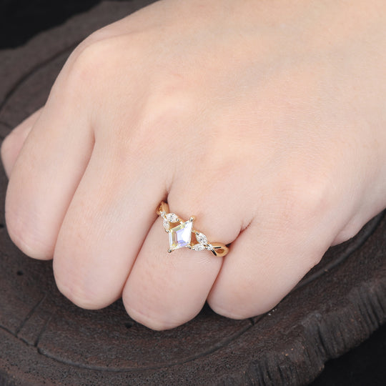 Anillo hueco para mujer con piedra luna en corte cometa de 1.35 quilates y engaste delicado de garras, regalo