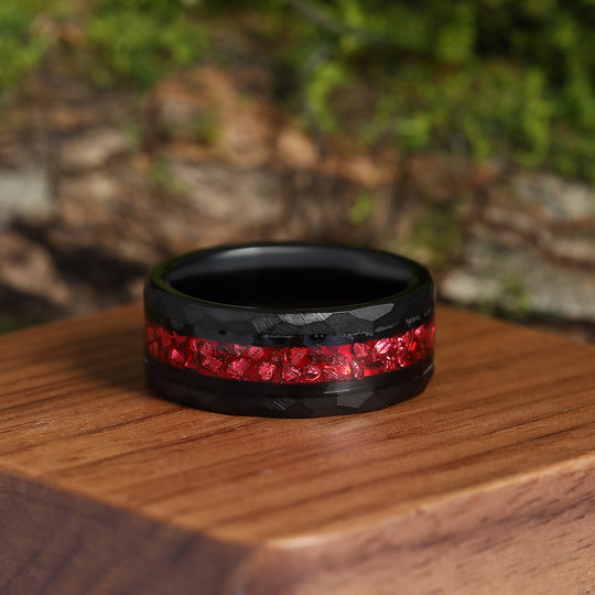 Geplette rode robijn zwarte mannen trouwring wolfraamcarbide gehamerd ring 8 mm heren trouwring unieke geboortesteen belofte ring voor hem