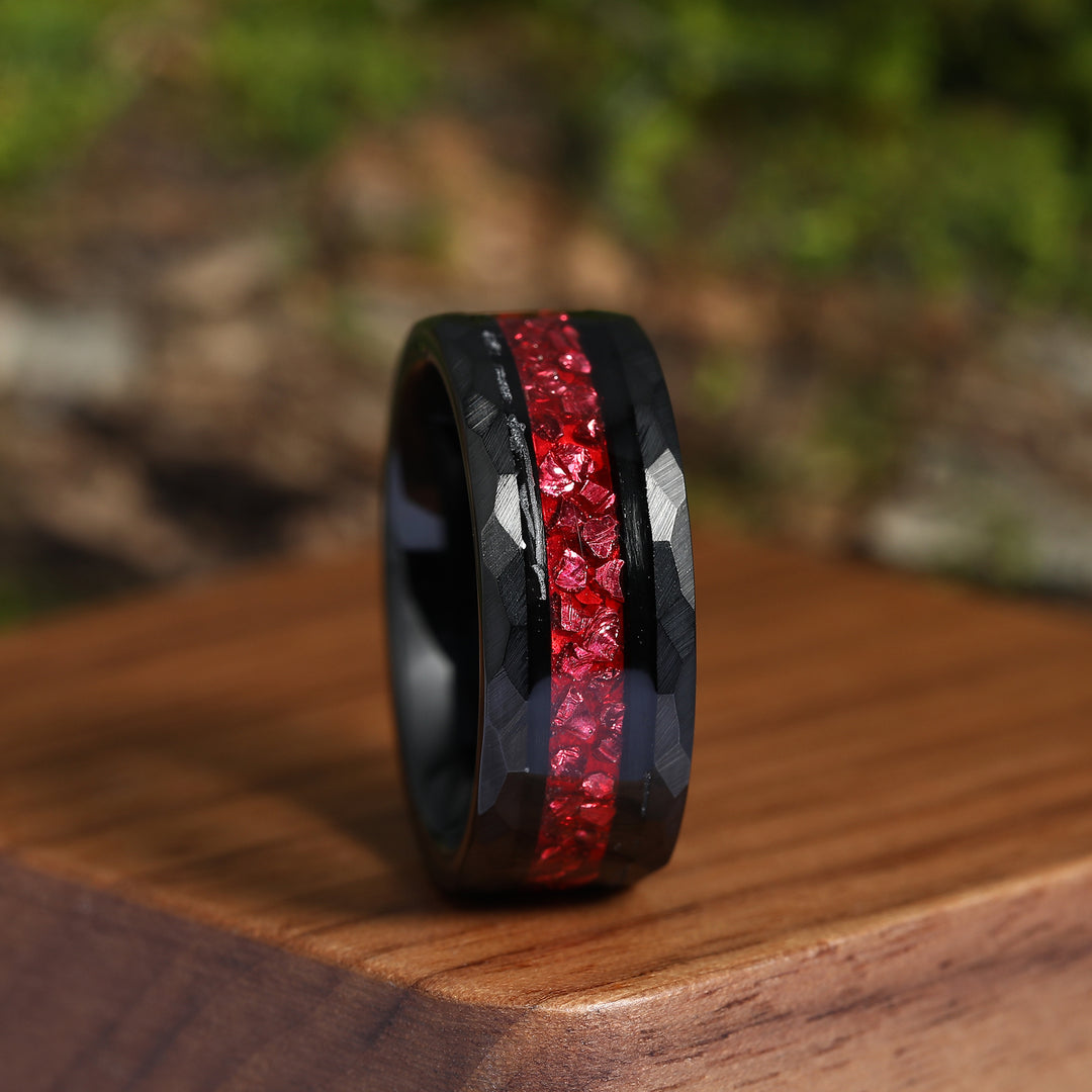 Geplette rode robijn zwarte mannen trouwring wolfraamcarbide gehamerd ring 8 mm heren trouwring unieke geboortesteen belofte ring voor hem