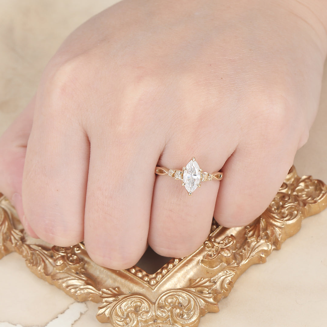 Ginkgo Gegraveerde Marquise-Cut Moissaniet Verlovingsring met uniek klauwzettingdesign voor dames