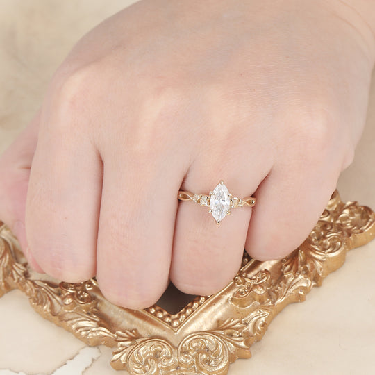 Ginkgo Gegraveerde Marquise-Cut Moissaniet Verlovingsring met uniek klauwzettingdesign voor dames
