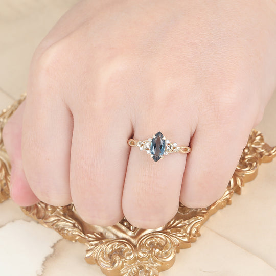 Fijne verlovingsring met London Blue Topaz en ginkgoblad, bruids- en jubileumring