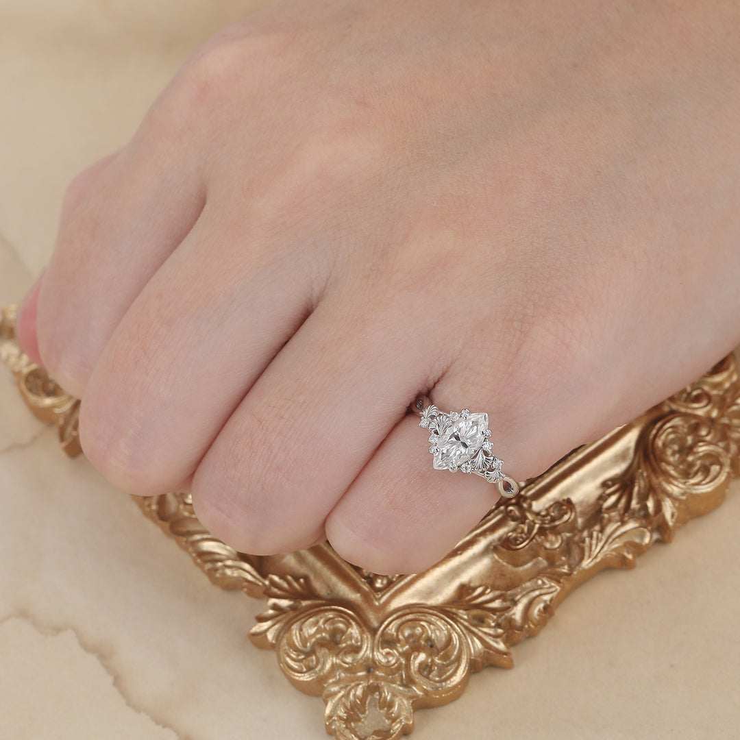 Anillo de compromiso de moissanita talla marquesa grabado con ginkgo, diseño único de garras para mujer