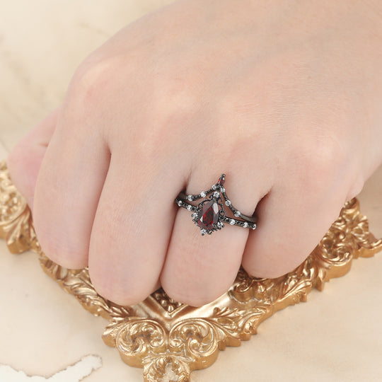 Unieke 1.0 CT peervormige rode granaat Art Deco-blad gouden & 925 zilveren verlovingsring