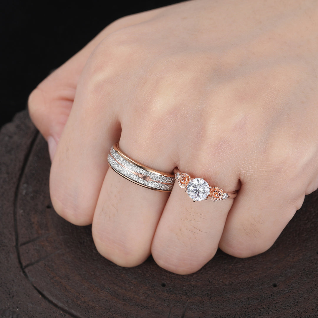 Stijlvolle ronde moissanite paarringen met bloemgravure, roségoud verguld — liefdesringen voor hem en haar