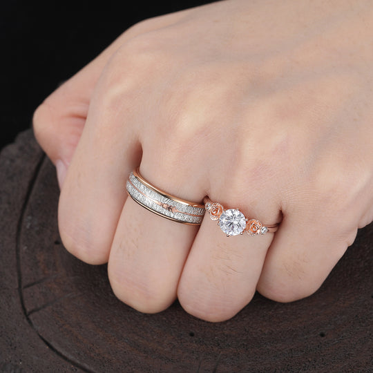 Stijlvolle ronde moissanite paarringen met bloemgravure, roségoud verguld — liefdesringen voor hem en haar