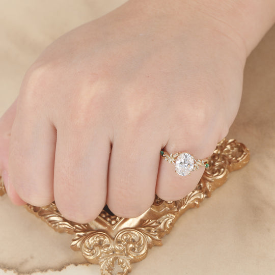 Anillo de compromiso con giro en forma de hoja y corte ovalado único de 2ct de moissanita