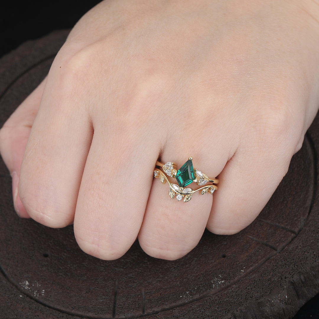 1,35 ct Bague de fiançailles Art déco en or 14k, taille cerf-volant, motif feuille et grappe d’émeraudes