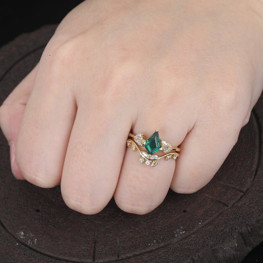 1,35 ct Bague de fiançailles Art déco en or 14k, taille cerf-volant, motif feuille et grappe d’émeraudes