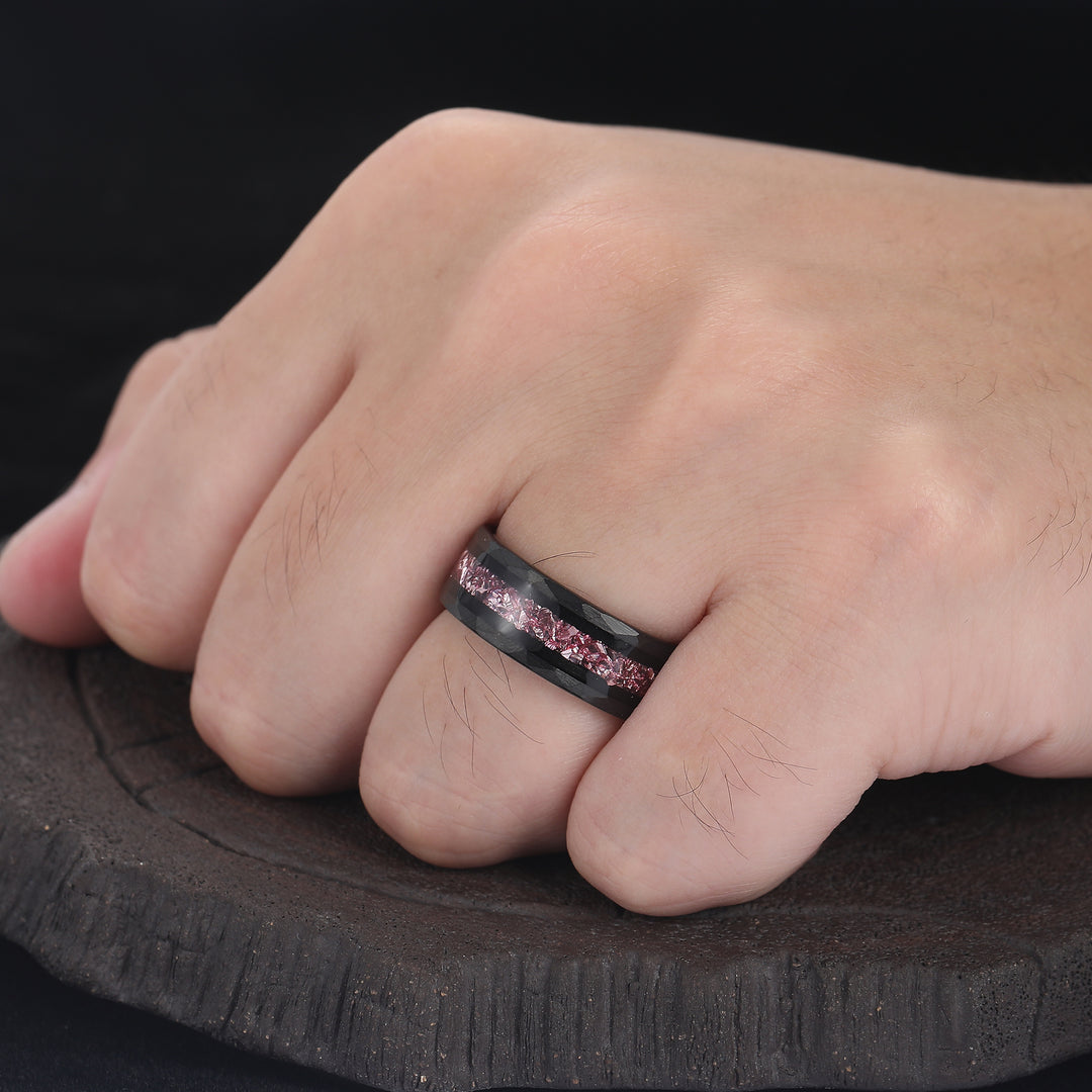 Anello di Promessa da Uomo in Carburo di Tungsteno con Zaffiro Rosa Sbriciolato, Fascia Martellata da 8mm