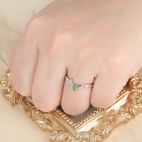 Geschwungener Zweig Moissanit- und Smaragd-Damen-Ehering Jubiläums-Brautband