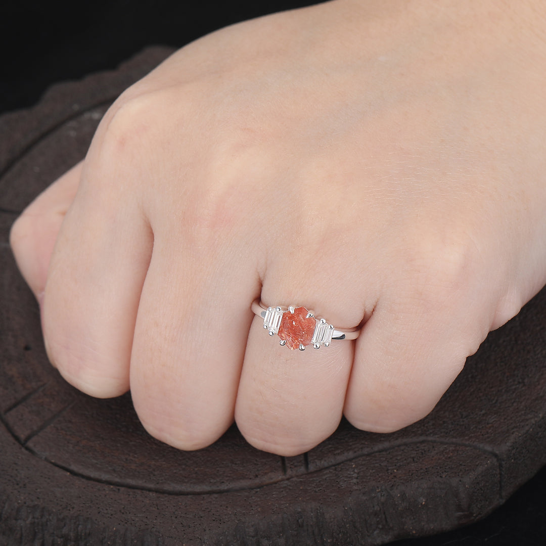 Anillo de compromiso único de piedra solar natural con corte hexagonal largo de 1.55CT