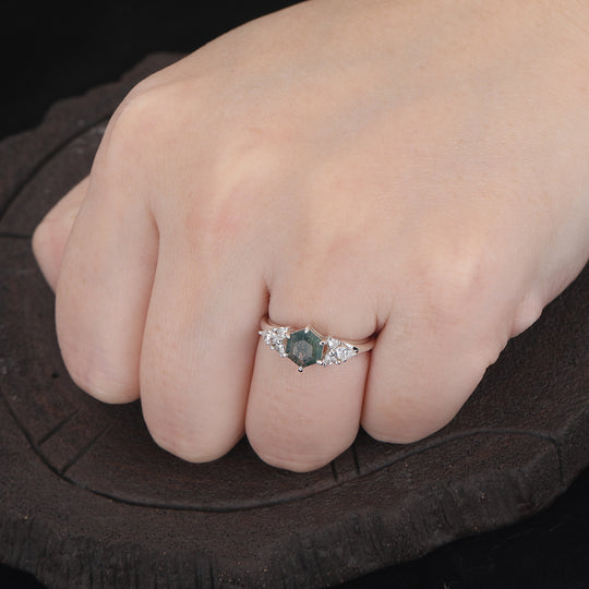 Retro ring met hexagon-geslepen mosagaat en driehoekige moissanietinleg trouwring
