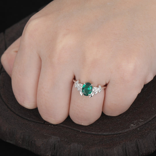 Anillo de compromiso con diseño de hoja de esmeralda tallada en óvalo de 1.5 CT inspirado en la naturaleza
