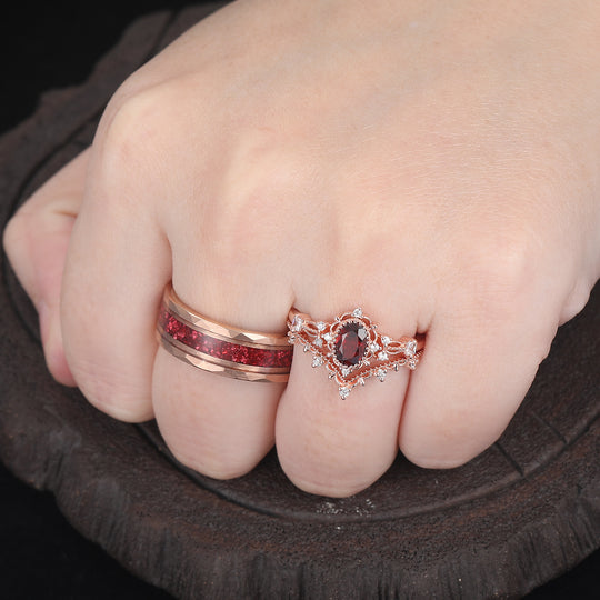 Set di anelli per coppia vintage con granato rosso naturale e lavorazione a volute, set di anelli da matrimonio retrò con bordo milgrain