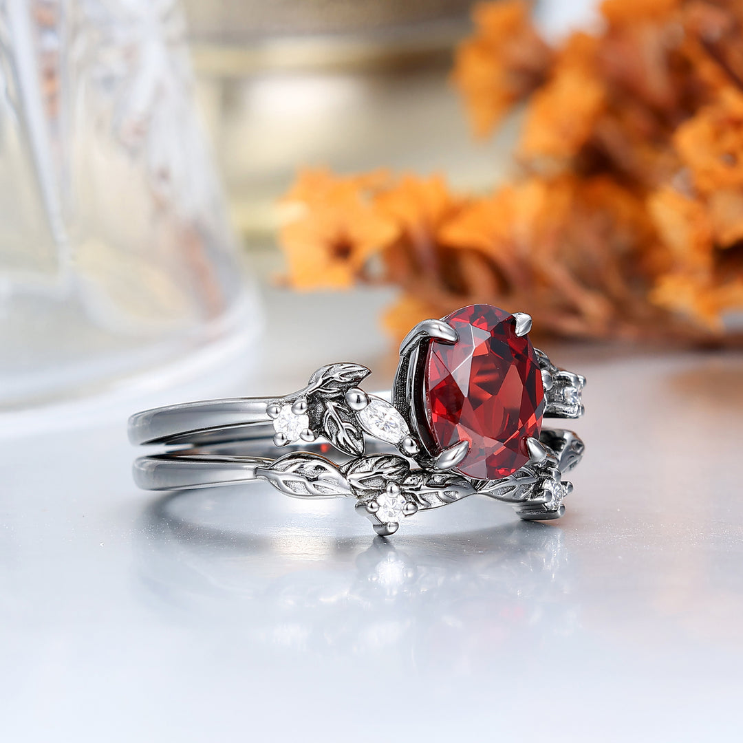 Eleganti anelli di fidanzamento per coppie con accenti a foglia in granato rosso fedi in tungsteno martellato con rubino