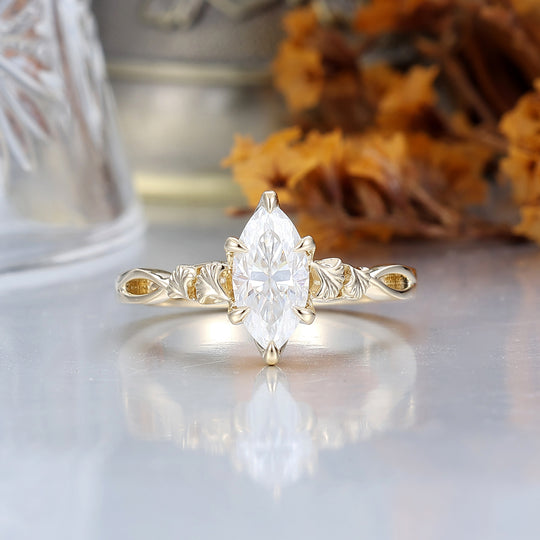Ginkgo Gegraveerde Marquise-Cut Moissaniet Verlovingsring met uniek klauwzettingdesign voor dames