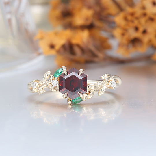 Bague de fiançailles en forme de feuille avec grenat rouge naturel taillé en hexagone élégant et accents verts