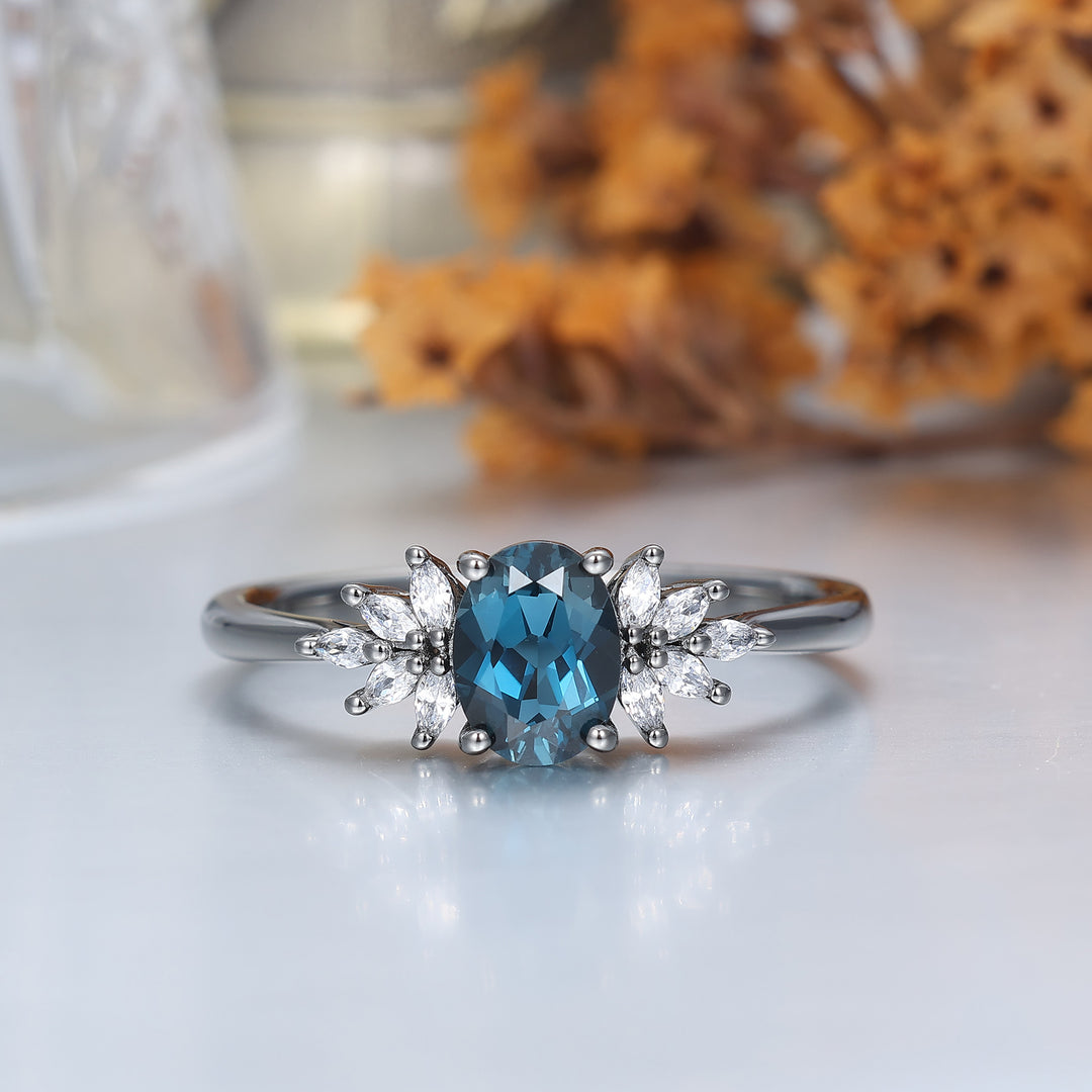 Conjunto de anillos para pareja con racimo floral de topacio azul Londres, anillos a juego azul y negro para él y para ella