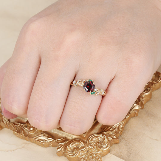Bague de fiançailles en forme de feuille avec grenat rouge naturel taillé en hexagone élégant et accents verts