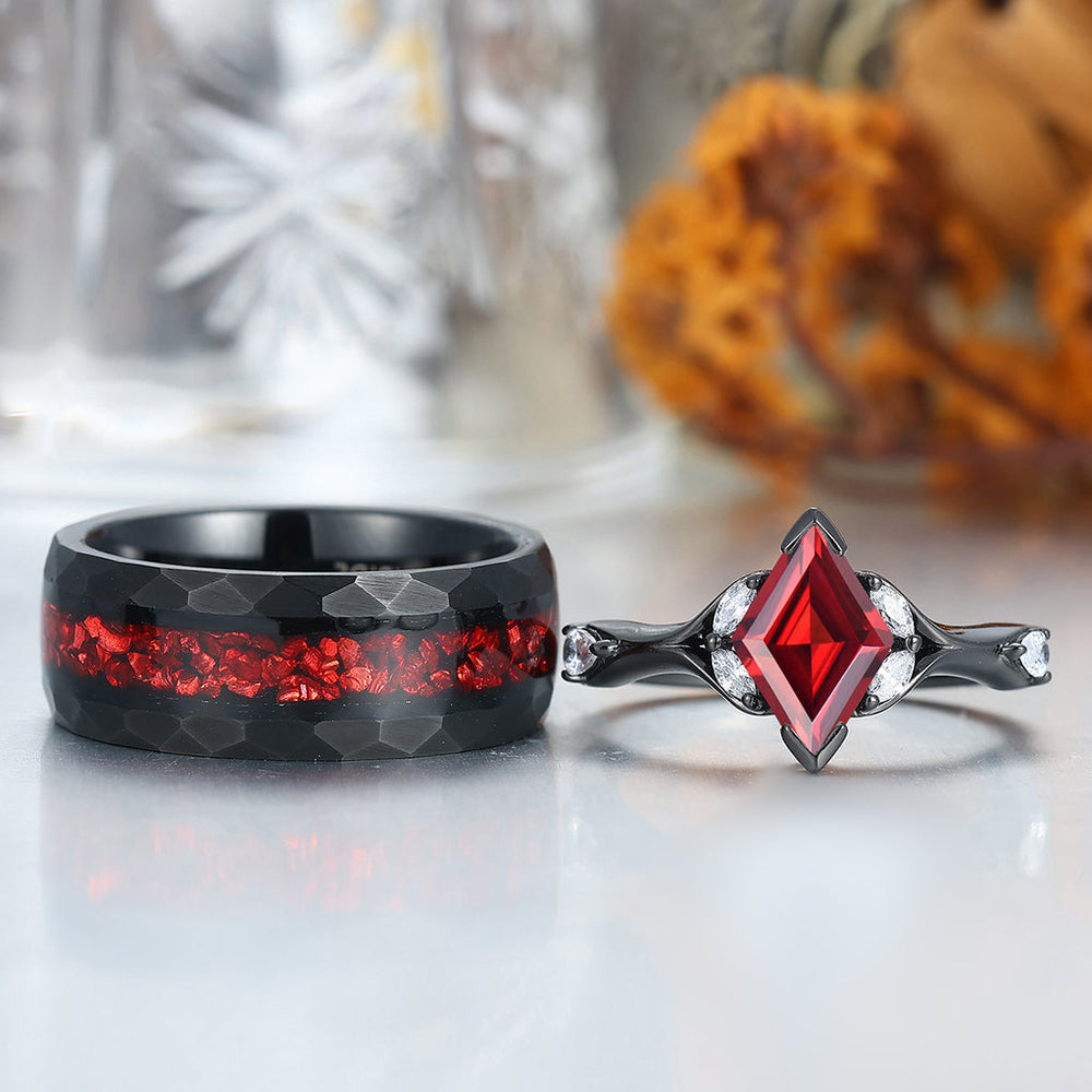 Bagues élégantes avec accents en grenat rouge pour couples Unique alliance en tungstène rouge martelé pour lui