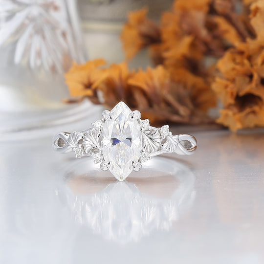 Anillo de compromiso de moissanita talla marquesa grabado con ginkgo, diseño único de garras para mujer