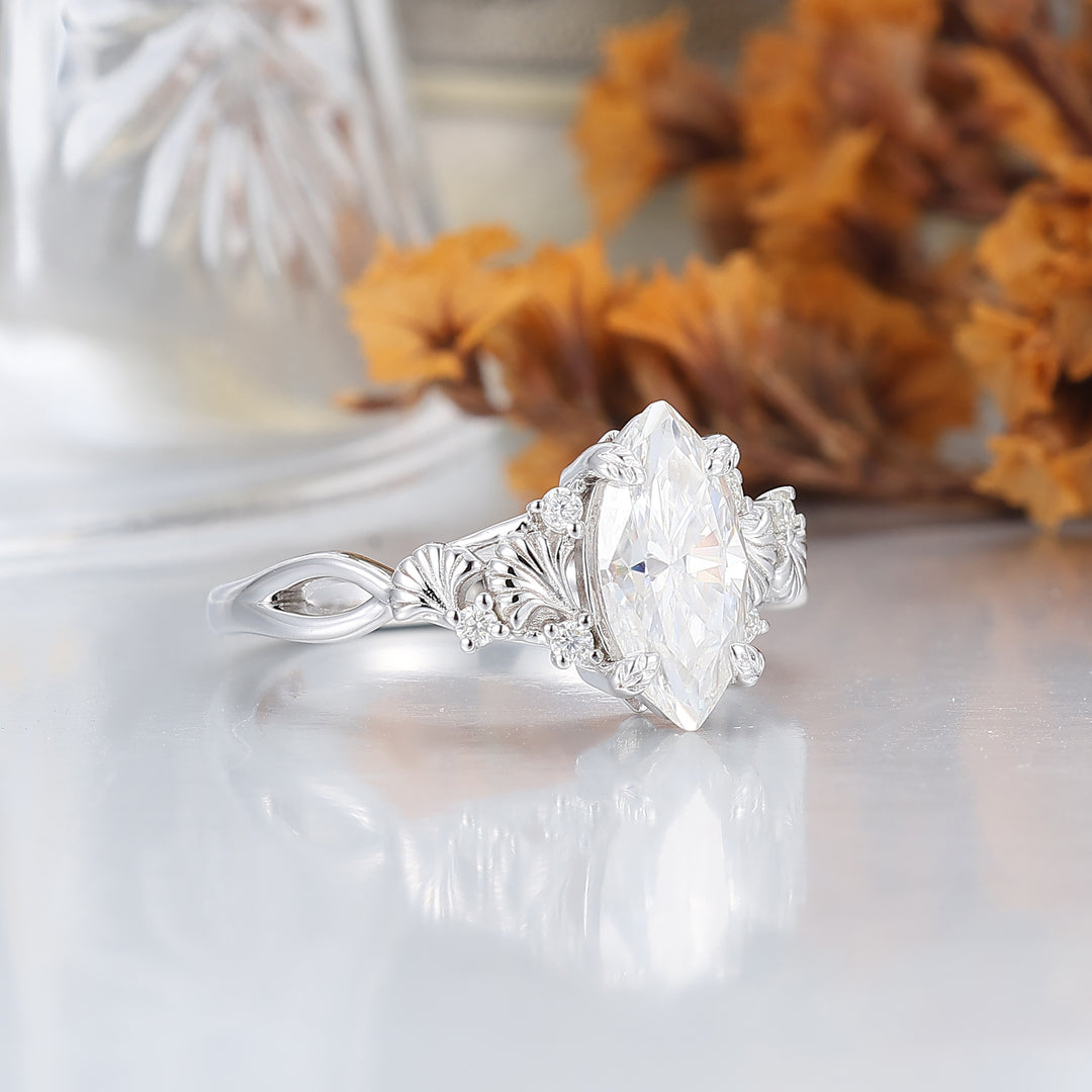 Anillo de compromiso de moissanita talla marquesa grabado con ginkgo, diseño único de garras para mujer