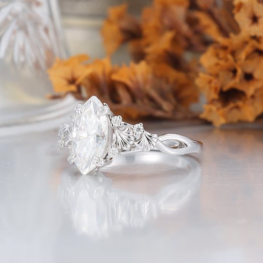 Anillo de compromiso de moissanita talla marquesa grabado con ginkgo, diseño único de garras para mujer