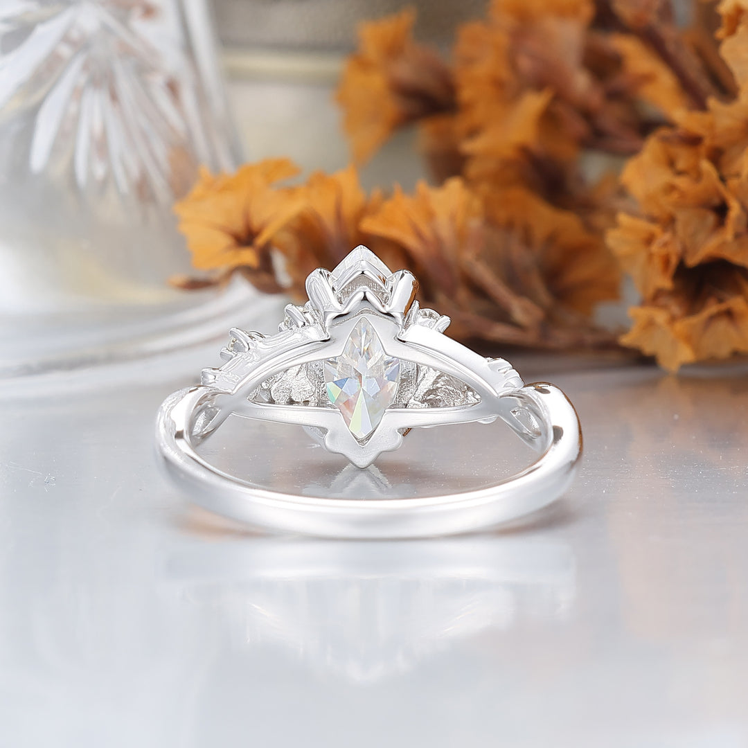 Anillo de compromiso de moissanita talla marquesa grabado con ginkgo, diseño único de garras para mujer