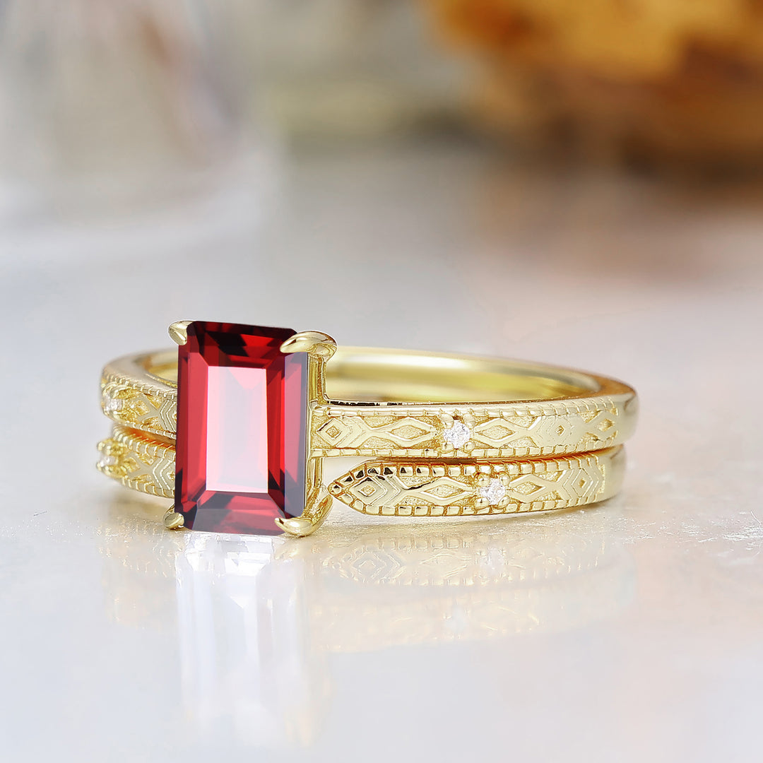 Anello con Granato Taglio Smeraldo, Fascia in Oro Testurizzato con Sottili Accenti, Anello con Pietra Preziosa Rossa Rettangolare