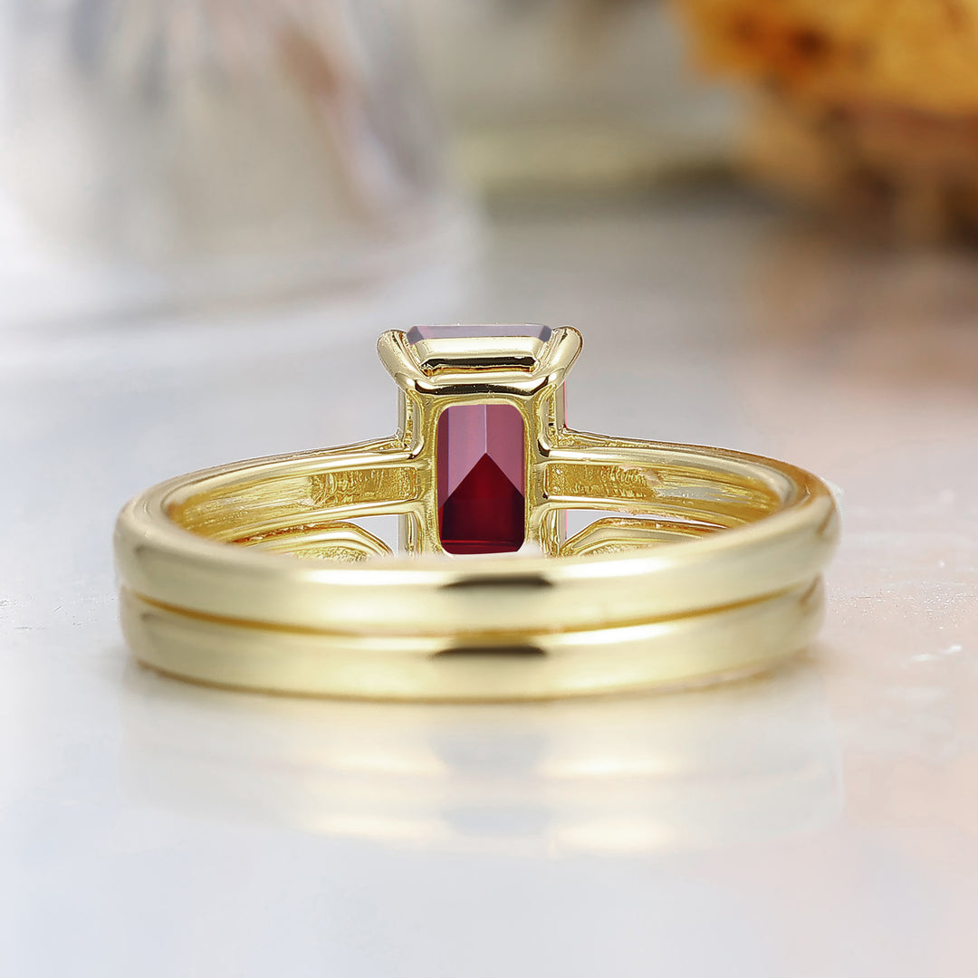 Anello con Granato Taglio Smeraldo, Fascia in Oro Testurizzato con Sottili Accenti, Anello con Pietra Preziosa Rossa Rettangolare