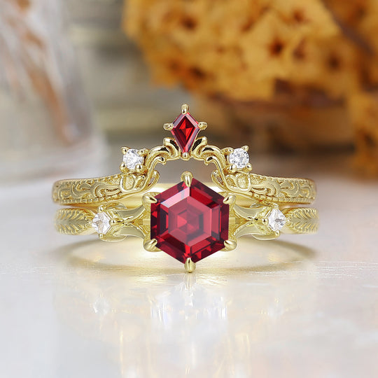 Set di anelli da coppia vintage filigranati con granato rosso taglio esagonale, decorazioni a volute, placcati in oro giallo per lui e per lei
