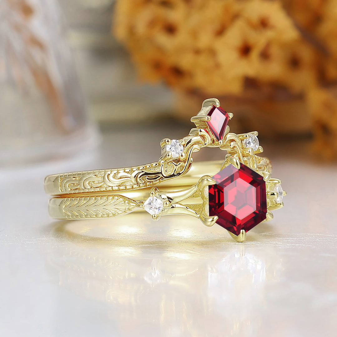 Set di anelli da coppia vintage filigranati con granato rosso taglio esagonale, decorazioni a volute, placcati in oro giallo per lui e per lei
