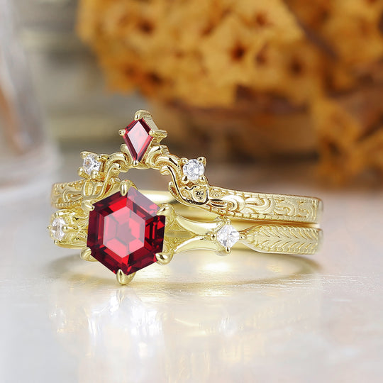 Set di anelli da coppia vintage filigranati con granato rosso taglio esagonale, decorazioni a volute, placcati in oro giallo per lui e per lei