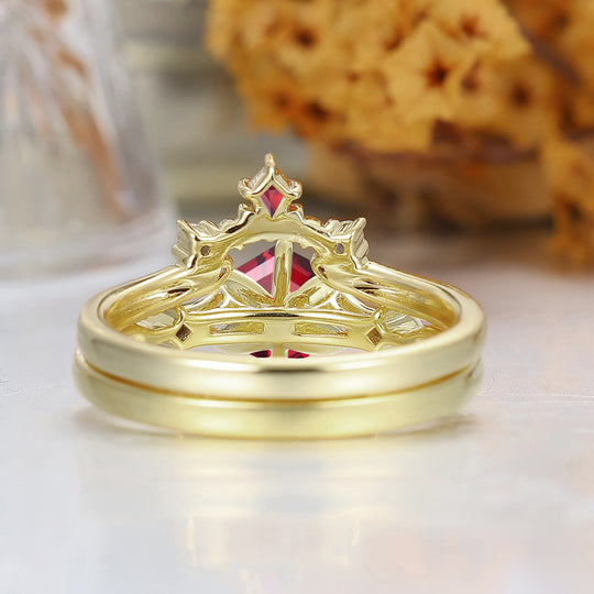 Set di anelli da coppia vintage filigranati con granato rosso taglio esagonale, decorazioni a volute, placcati in oro giallo per lui e per lei