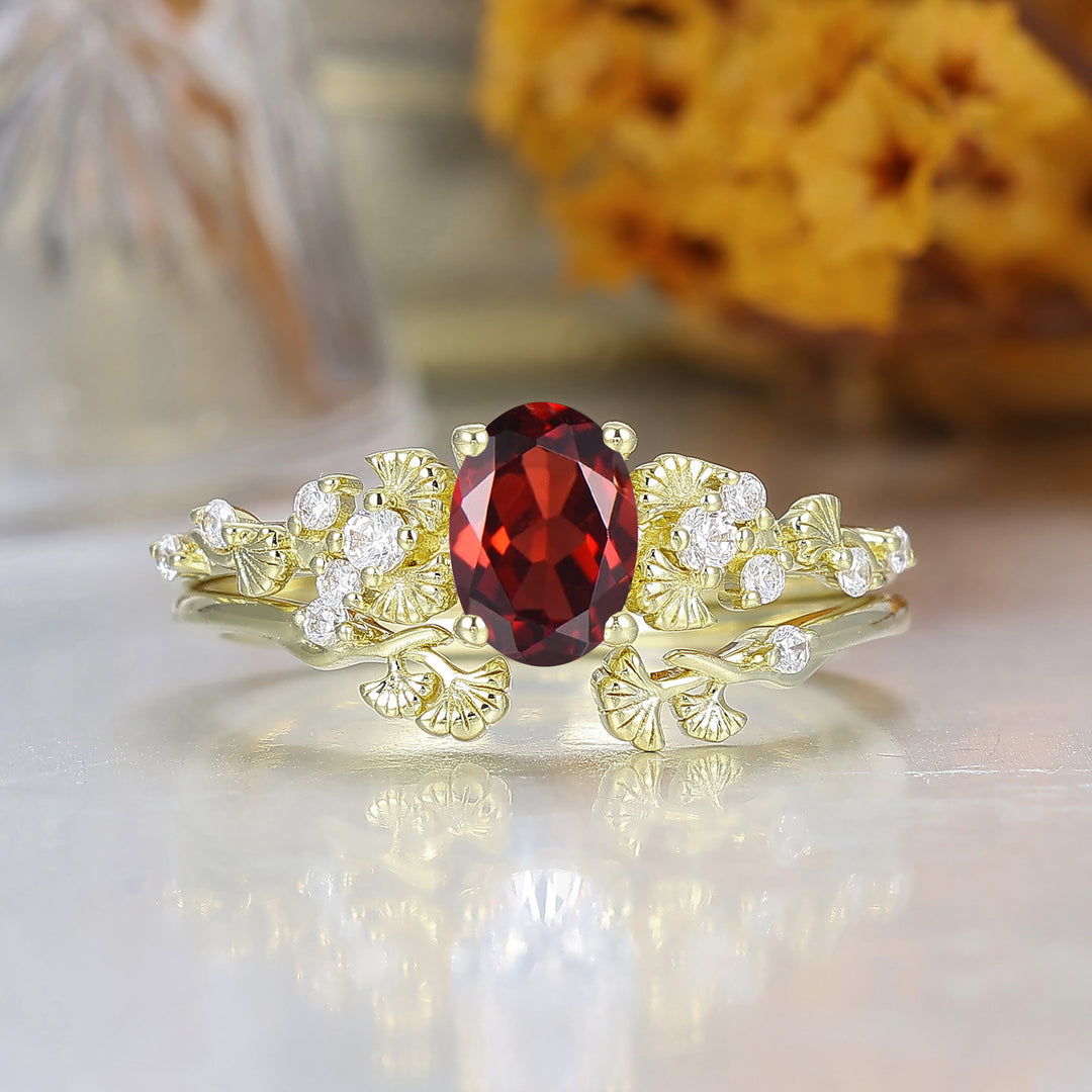 Ensemble de bagues assorties pour couple, uniques — grenat rouge taille ovale, feuille de ginkgo embossée, inspirées par la nature