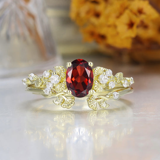 Ensemble de bagues assorties pour couple, uniques — grenat rouge taille ovale, feuille de ginkgo embossée, inspirées par la nature