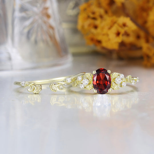 Ensemble de bagues assorties pour couple, uniques — grenat rouge taille ovale, feuille de ginkgo embossée, inspirées par la nature
