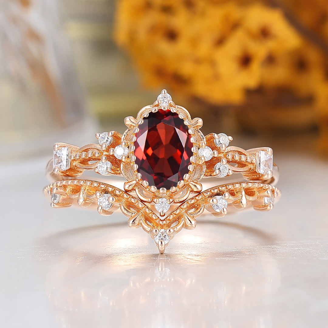 Set di anelli per coppia vintage con granato rosso naturale e lavorazione a volute, set di anelli da matrimonio retrò con bordo milgrain
