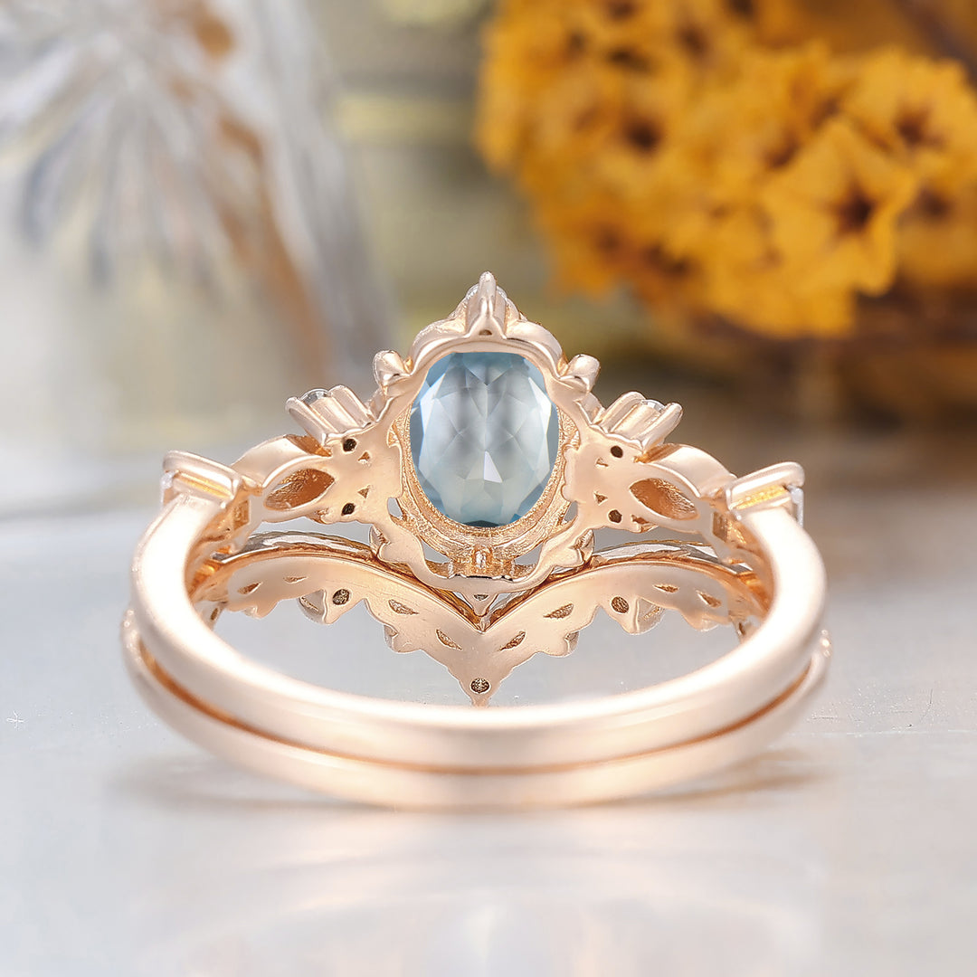 Anneau En Or Jaune Avec Aigue-marine Ovale De 5,17 Carats Et Diamants Serti Clos Anneau En Or Jaune Avec Aigue-marine Ovale De 5,17 Carats Et Diamants Serti Clos