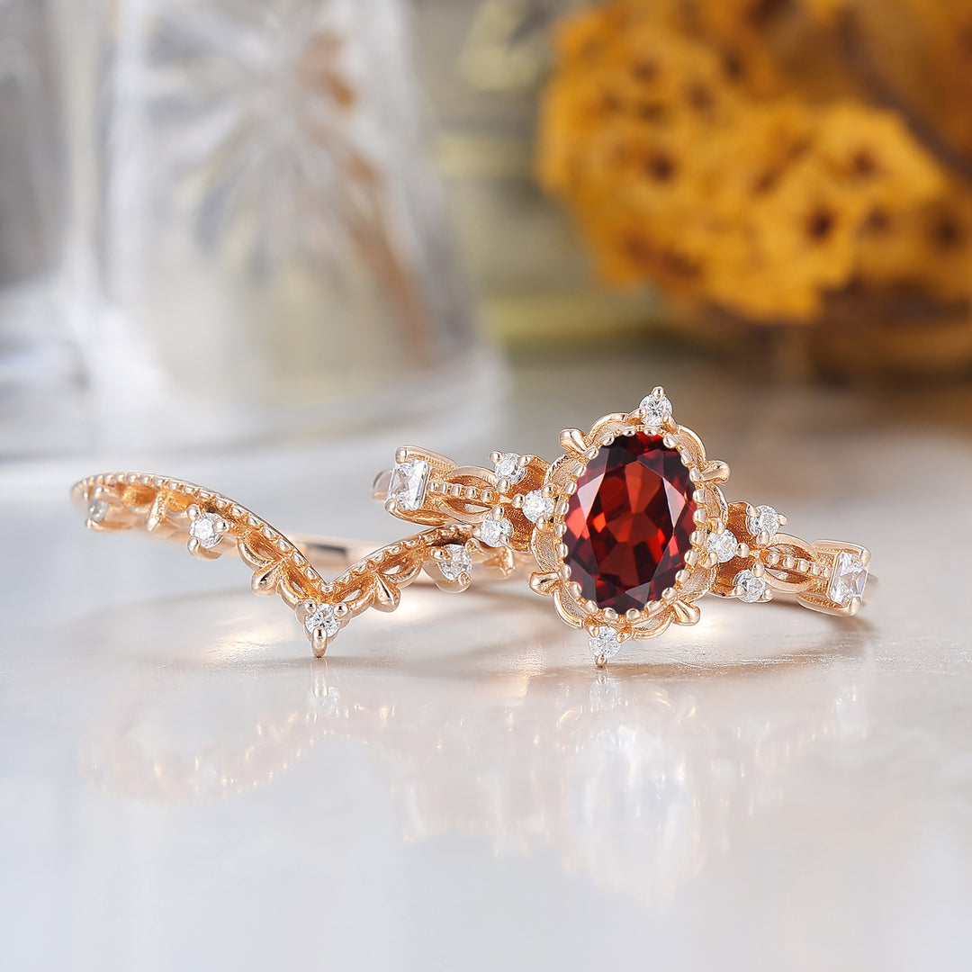 Set di anelli per coppia vintage con granato rosso naturale e lavorazione a volute, set di anelli da matrimonio retrò con bordo milgrain