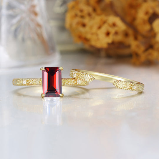 Anello con Granato Taglio Smeraldo, Fascia in Oro Testurizzato con Sottili Accenti, Anello con Pietra Preziosa Rossa Rettangolare