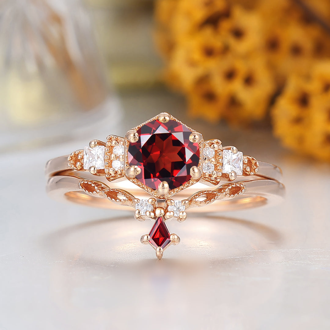 Nobele set met natuurlijke rode granaat, milgrain‑afwerking, roségoud verguld — bijpassende ringen voor hem en haar