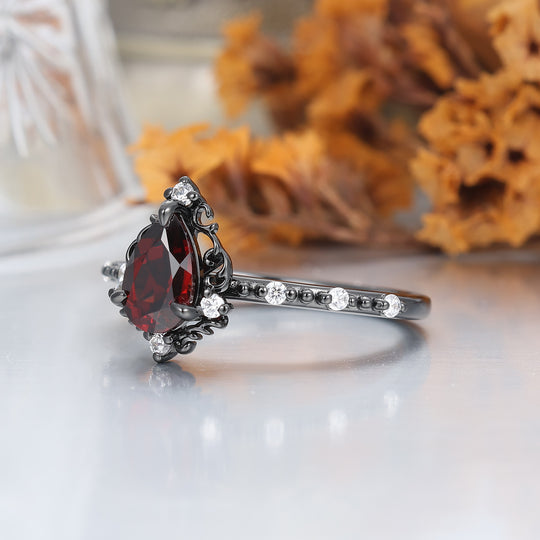 Unieke 1.0 CT peervormige rode granaat Art Deco-blad gouden & 925 zilveren verlovingsring