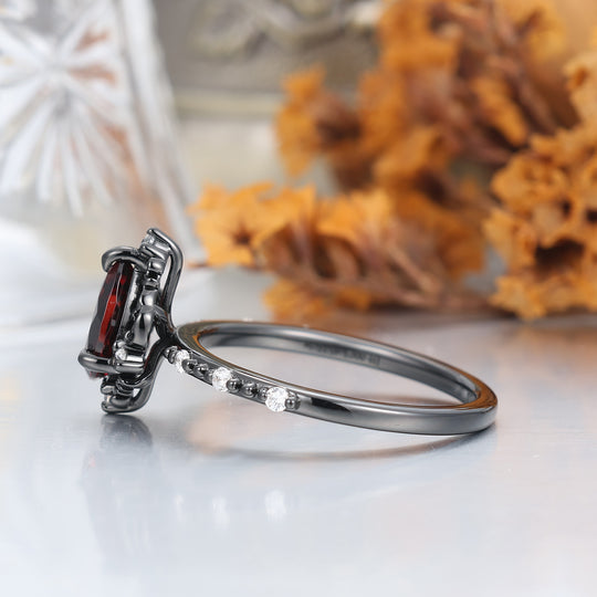 Unieke 1.0 CT peervormige rode granaat Art Deco-blad gouden & 925 zilveren verlovingsring