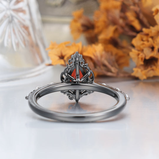 Unieke 1.0 CT peervormige rode granaat Art Deco-blad gouden & 925 zilveren verlovingsring