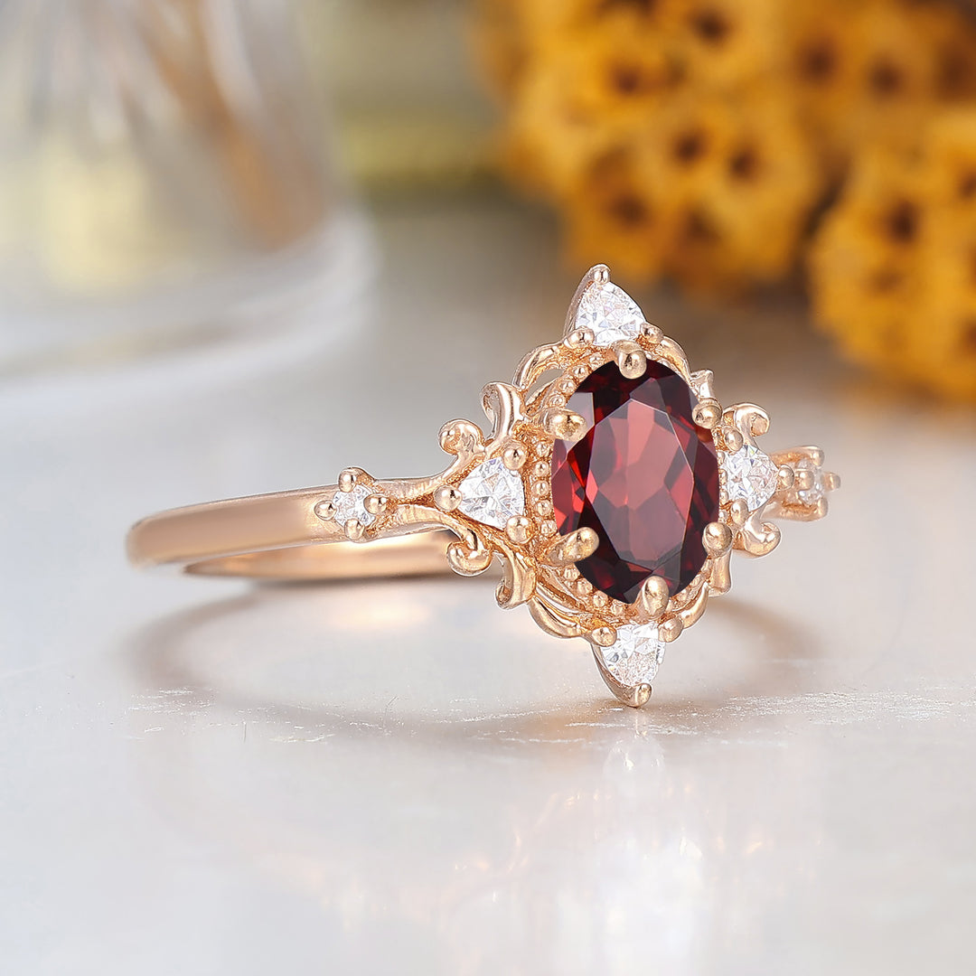 Coppia di anelli in stile antico a forma ovale con granato rosso, filigrana e decorazione milgrain, placcati in oro rosa, per lui e per lei