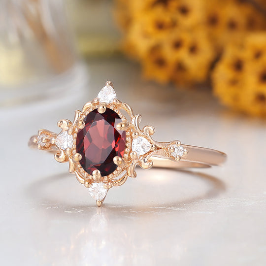 Coppia di anelli in stile antico a forma ovale con granato rosso, filigrana e decorazione milgrain, placcati in oro rosa, per lui e per lei