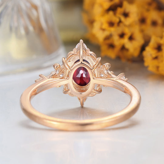 Coppia di anelli in stile antico a forma ovale con granato rosso, filigrana e decorazione milgrain, placcati in oro rosa, per lui e per lei